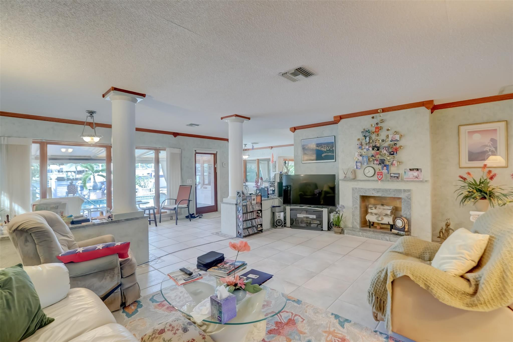 305 S Riverside Dr