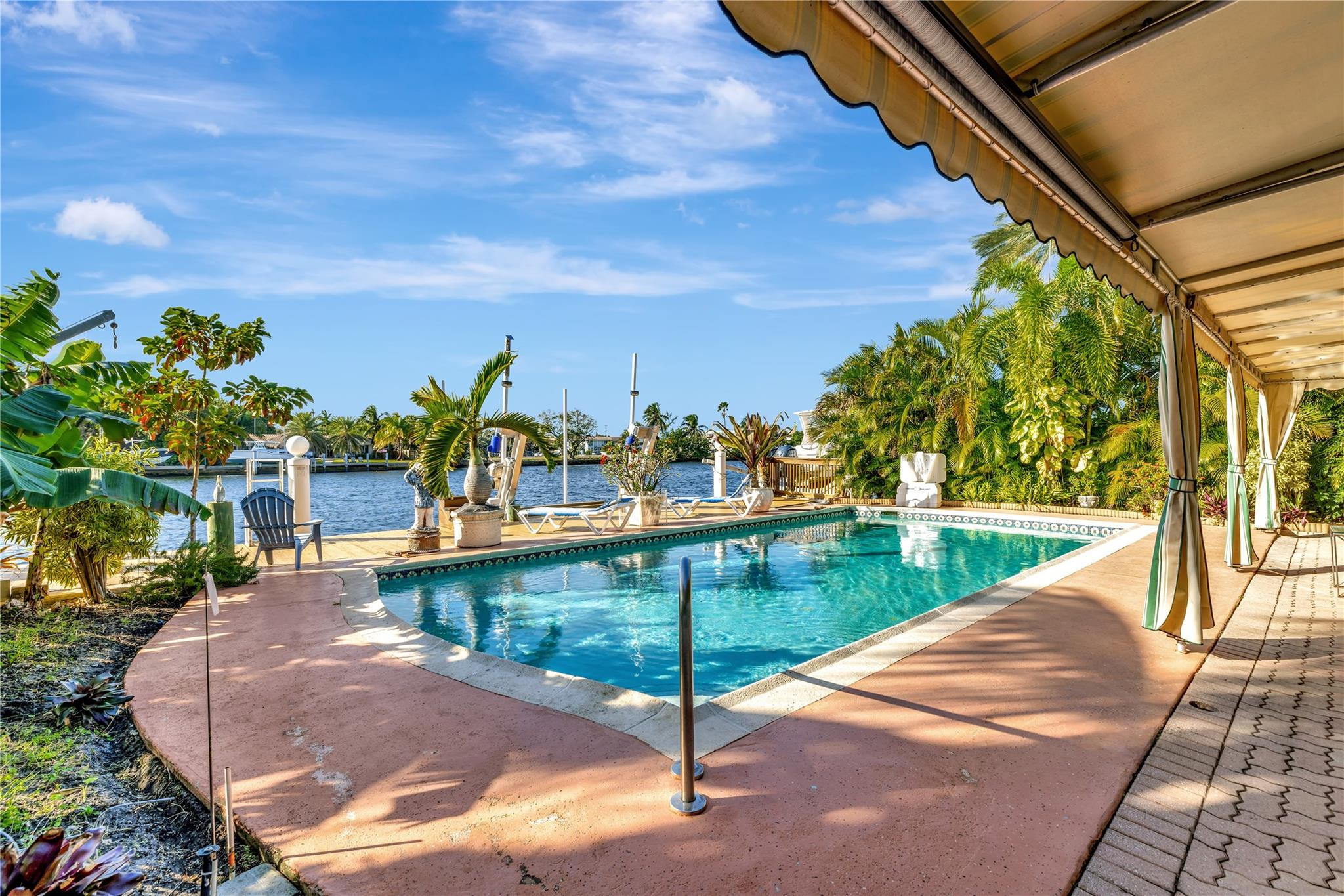 305 S Riverside Dr