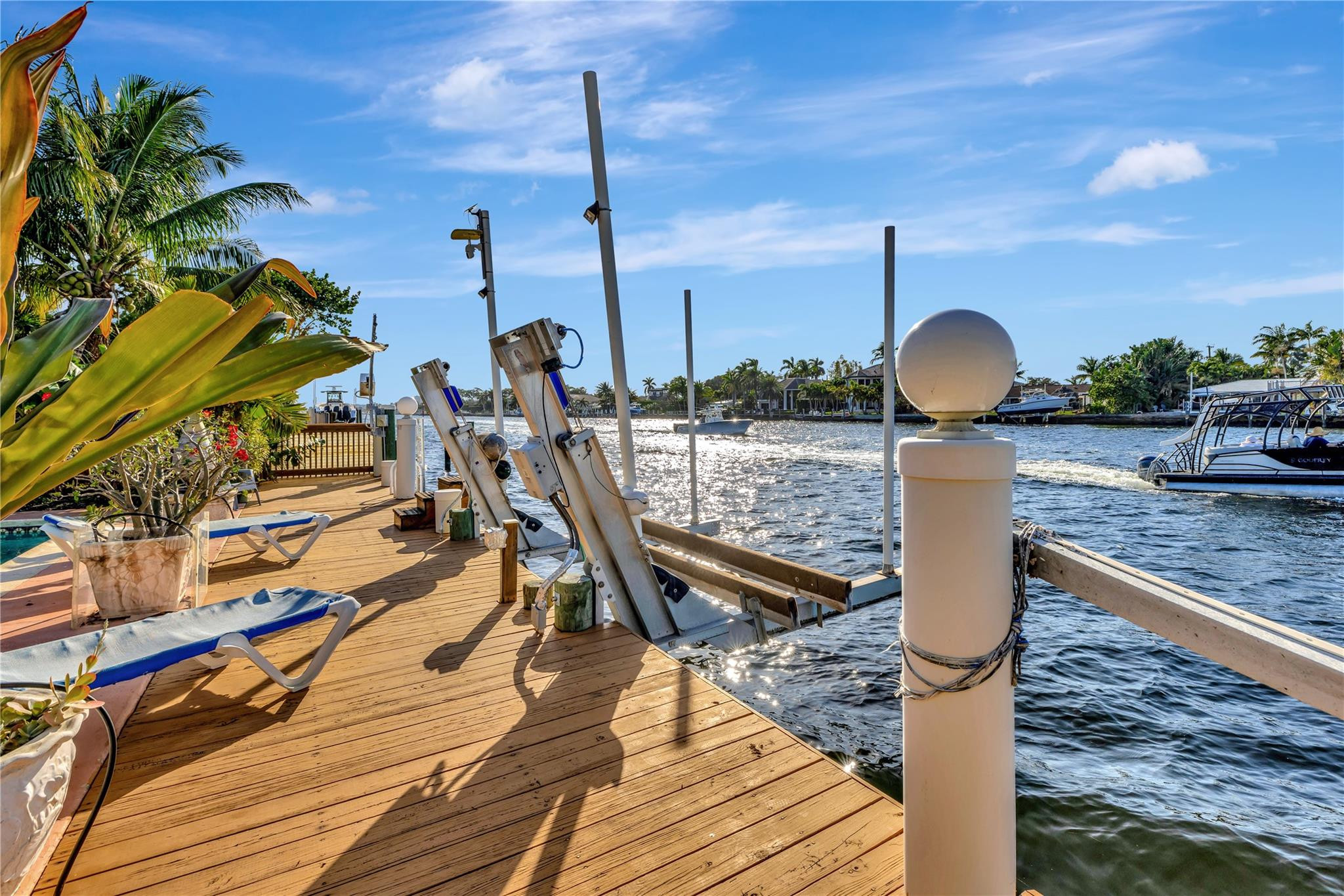 305 S Riverside Dr