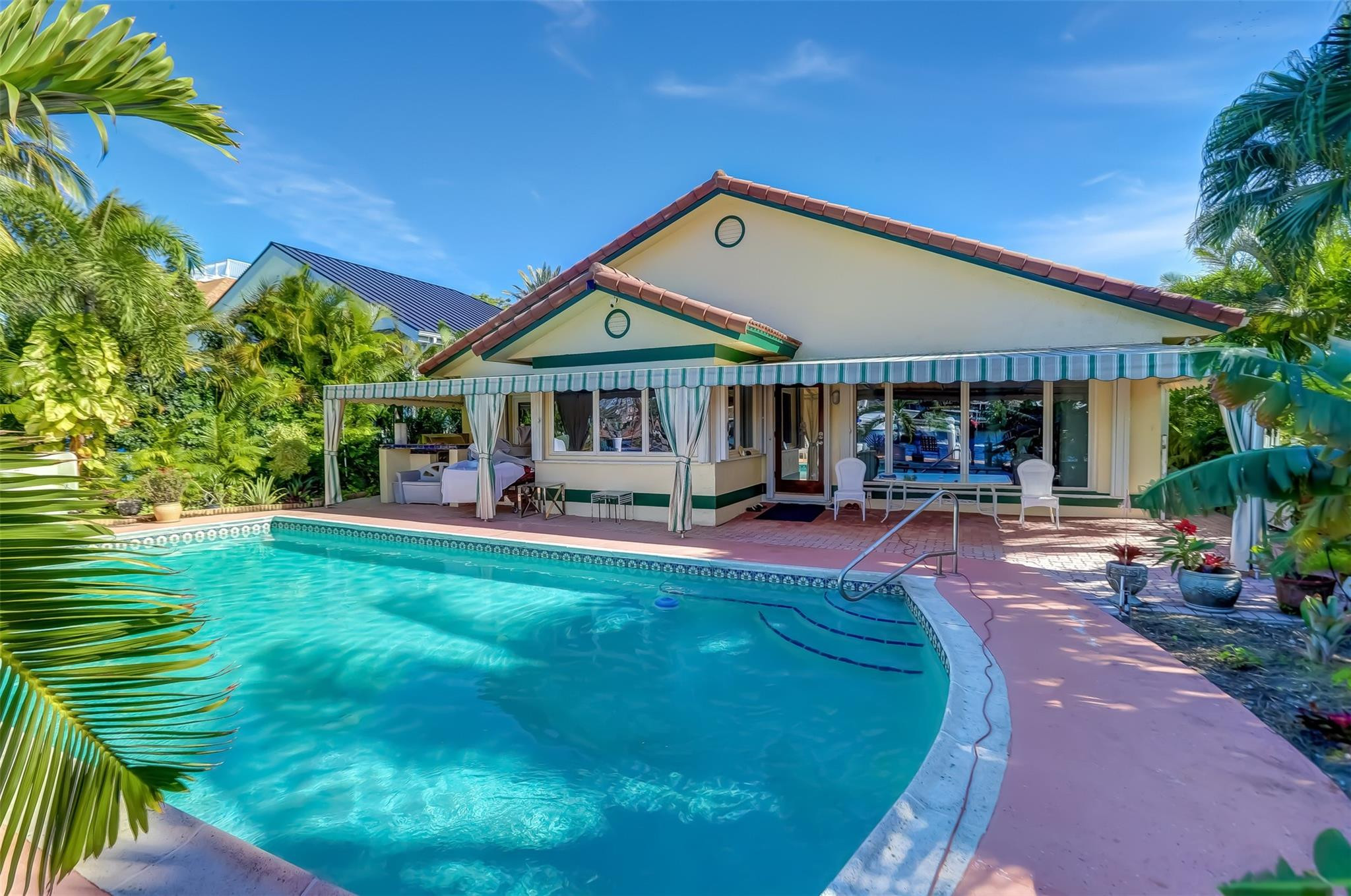 305 S Riverside Dr