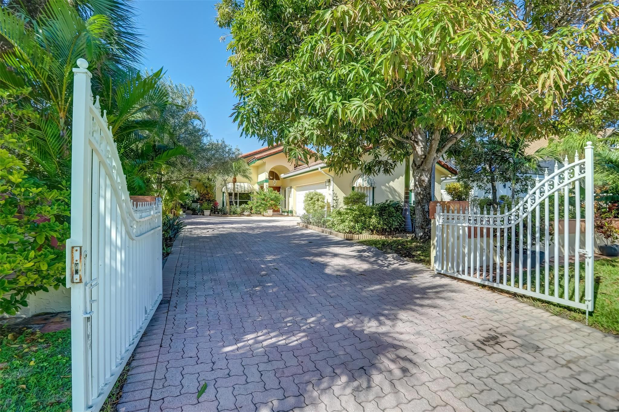 305 S Riverside Dr