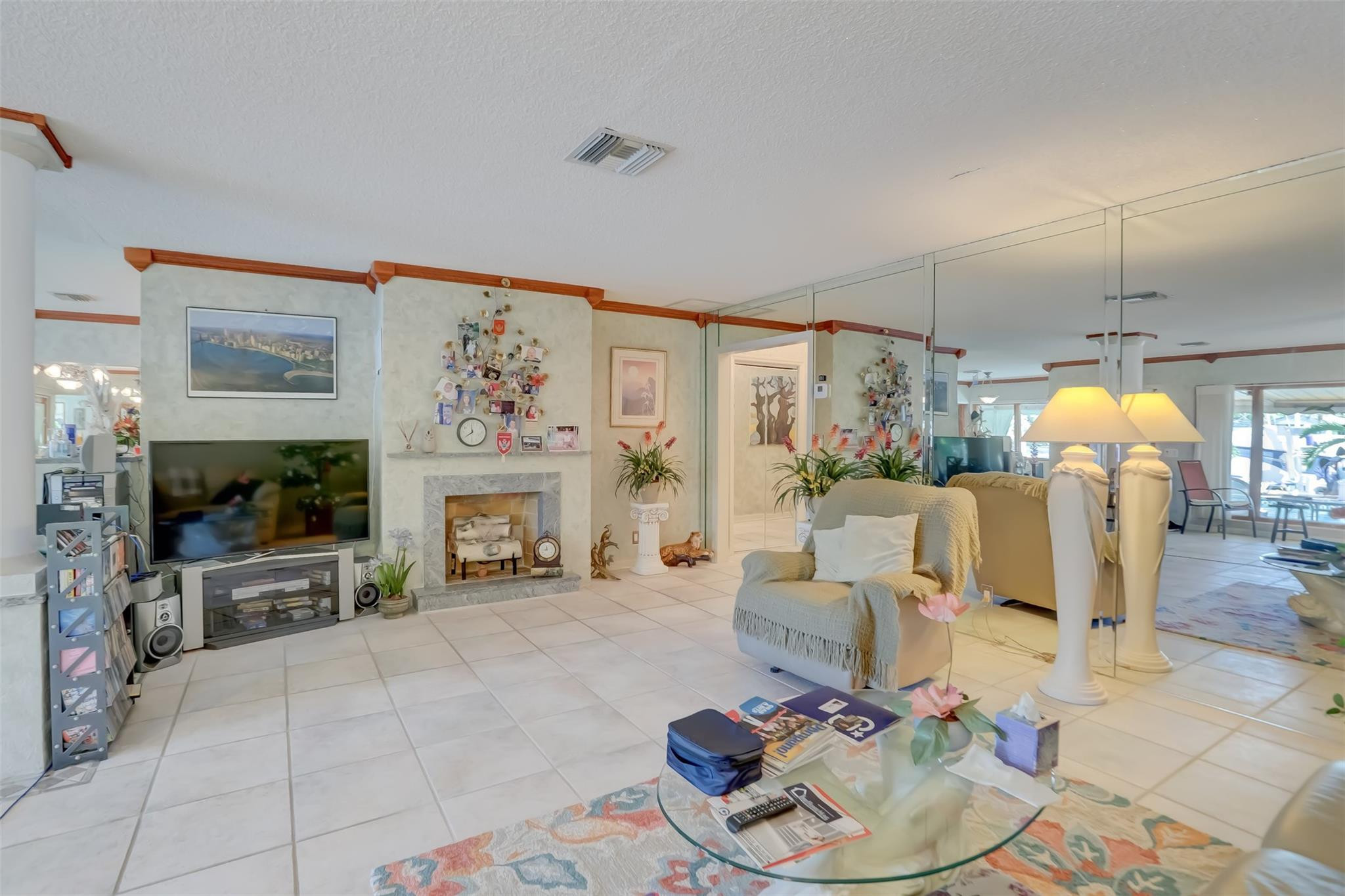 305 S Riverside Dr