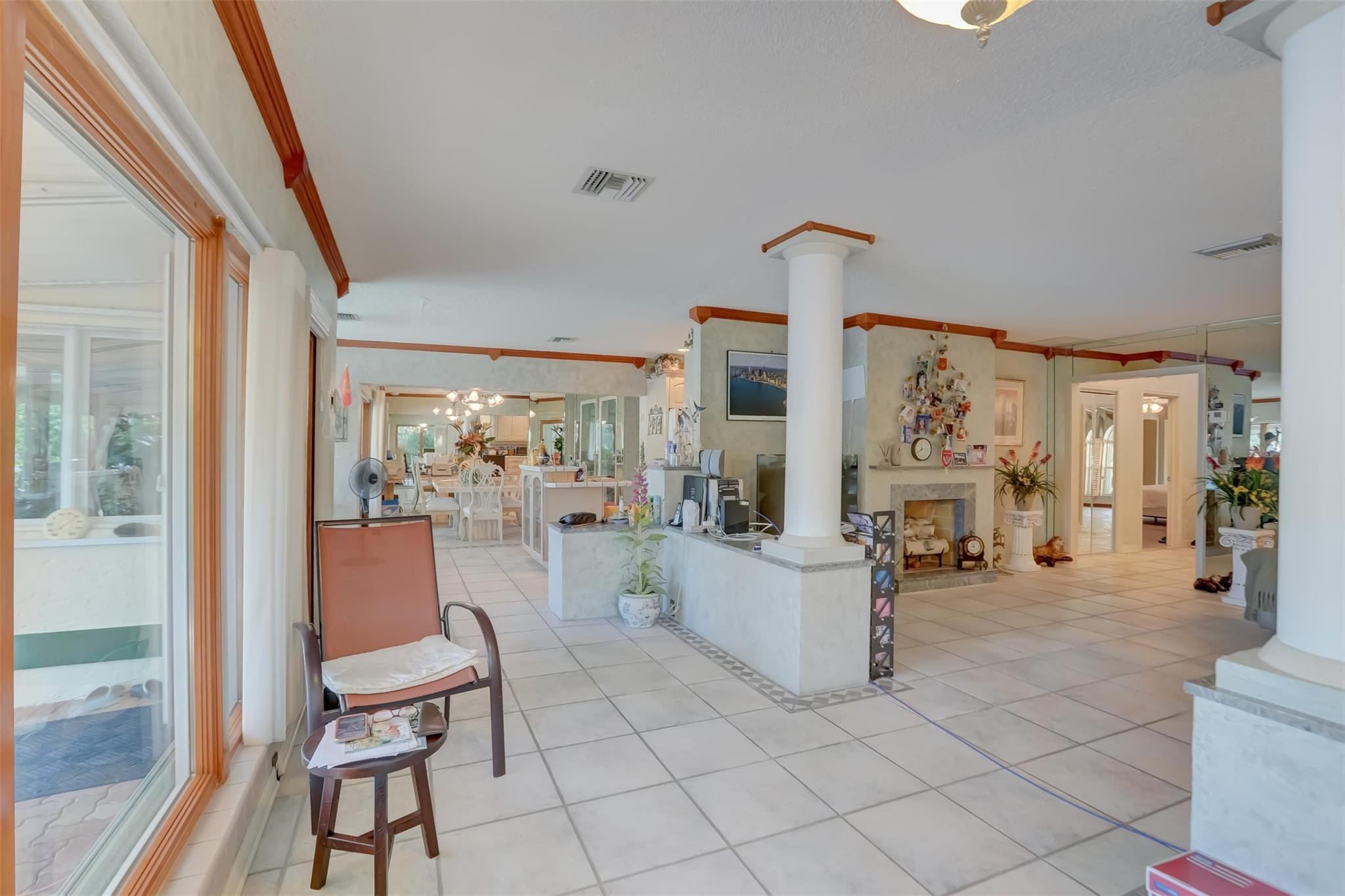 305 S Riverside Dr
