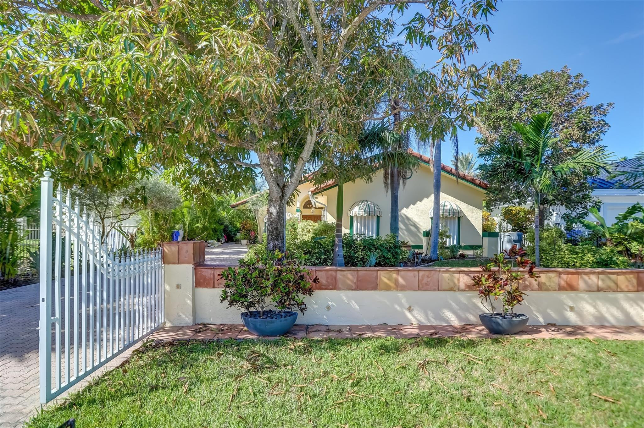305 S Riverside Dr