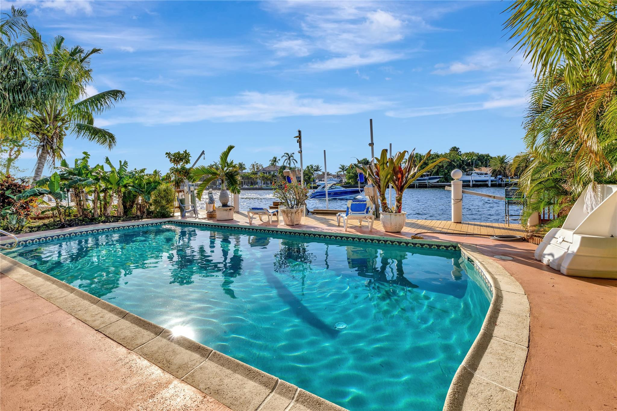 305 S Riverside Dr