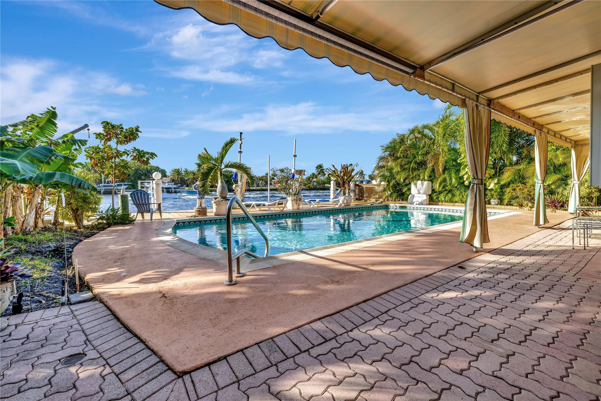 305 S Riverside Dr
