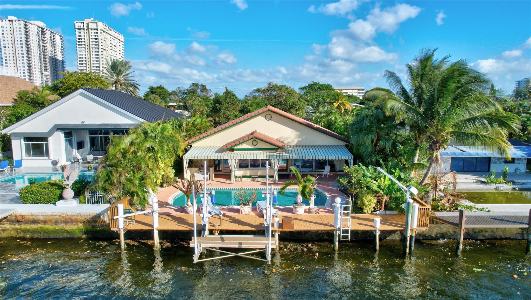 305 S Riverside Dr