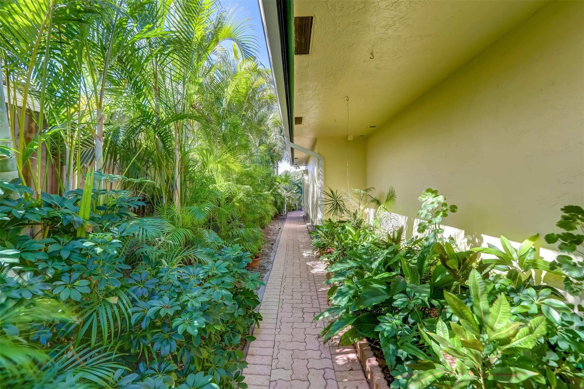 305 S Riverside Dr