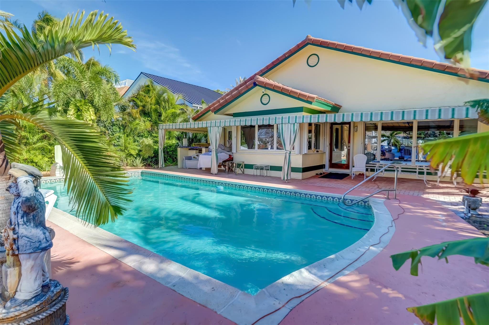 305 S Riverside Dr