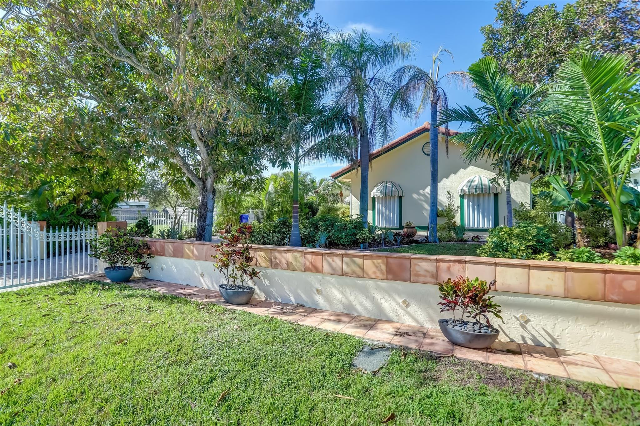 305 S Riverside Dr
