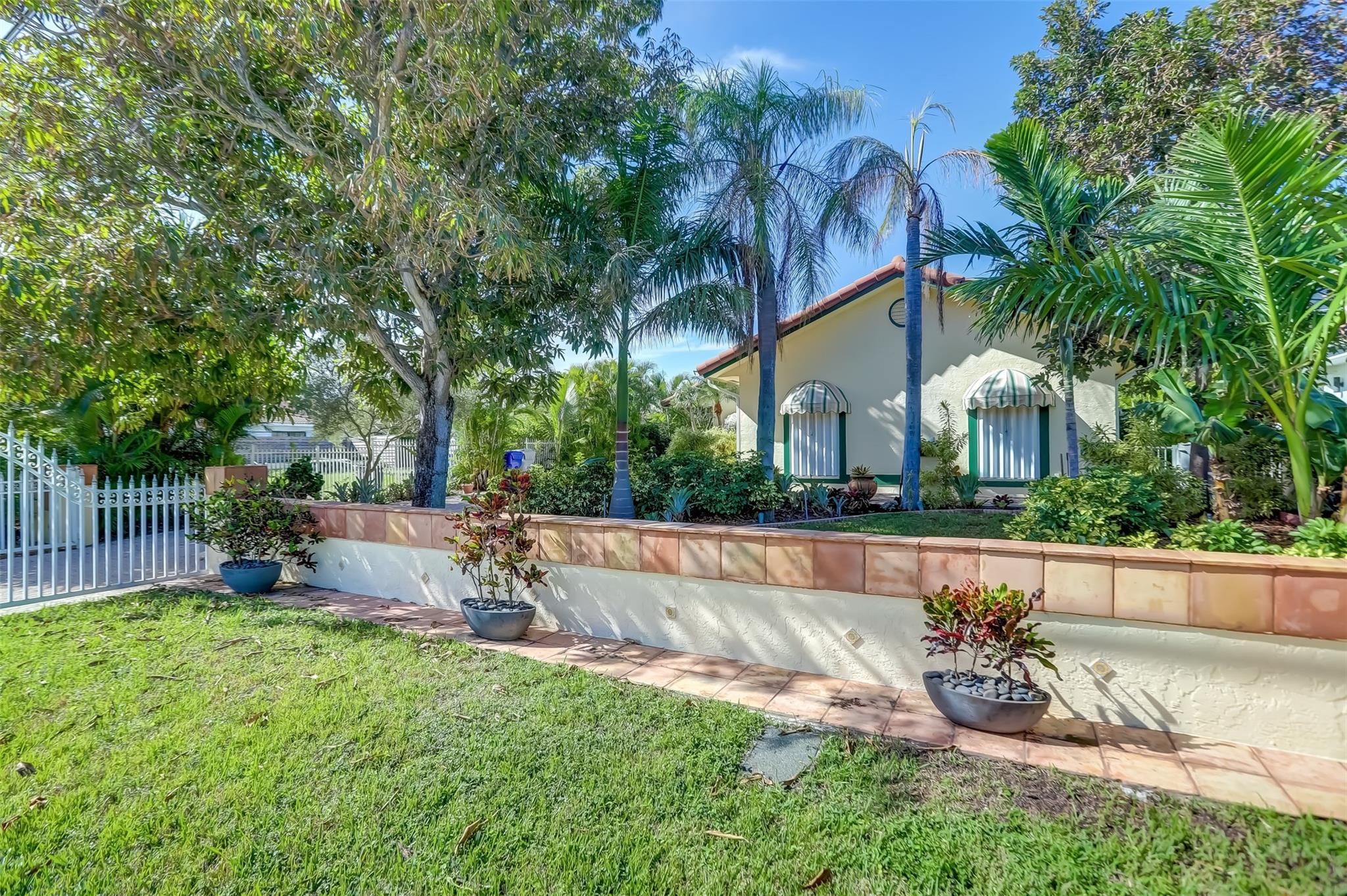 305 S Riverside Dr
