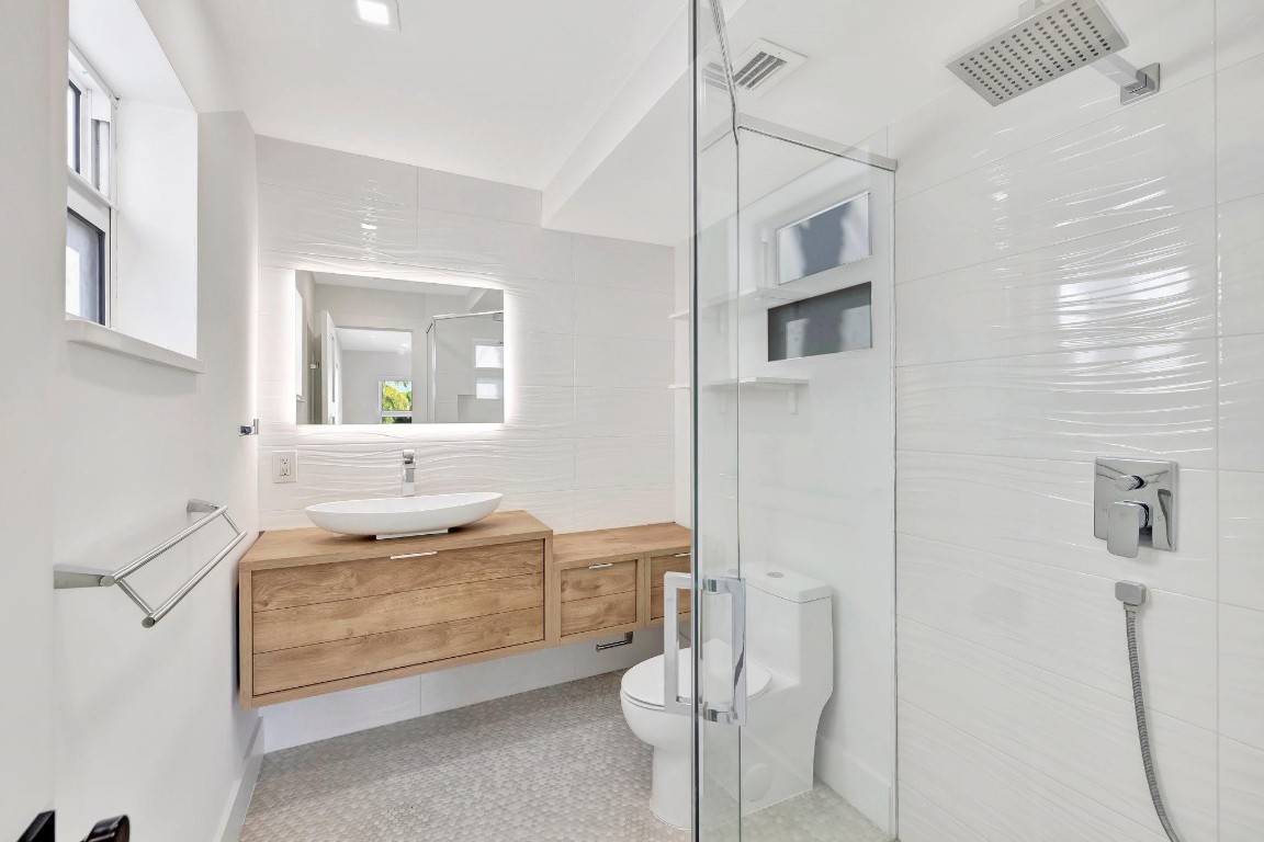 3111 NE 51st St 206C