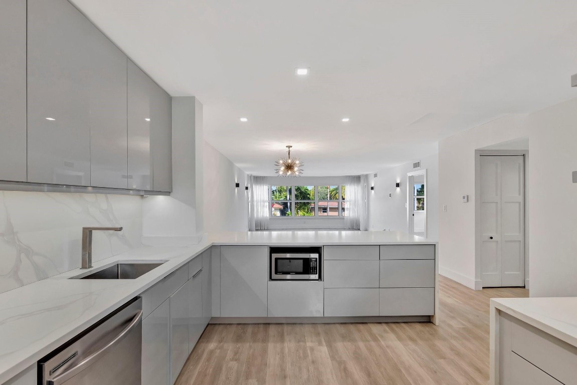 3111 NE 51st St 206C