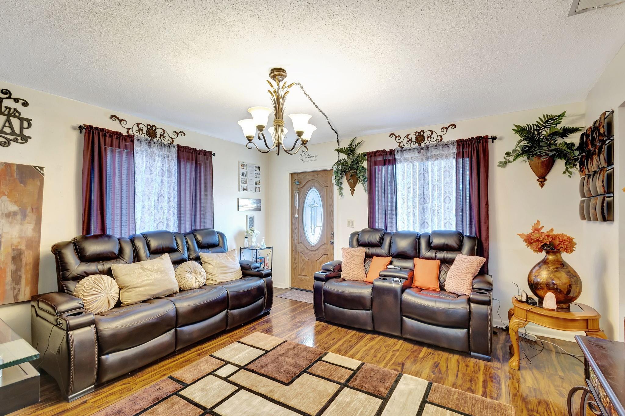 562 W 6th St
