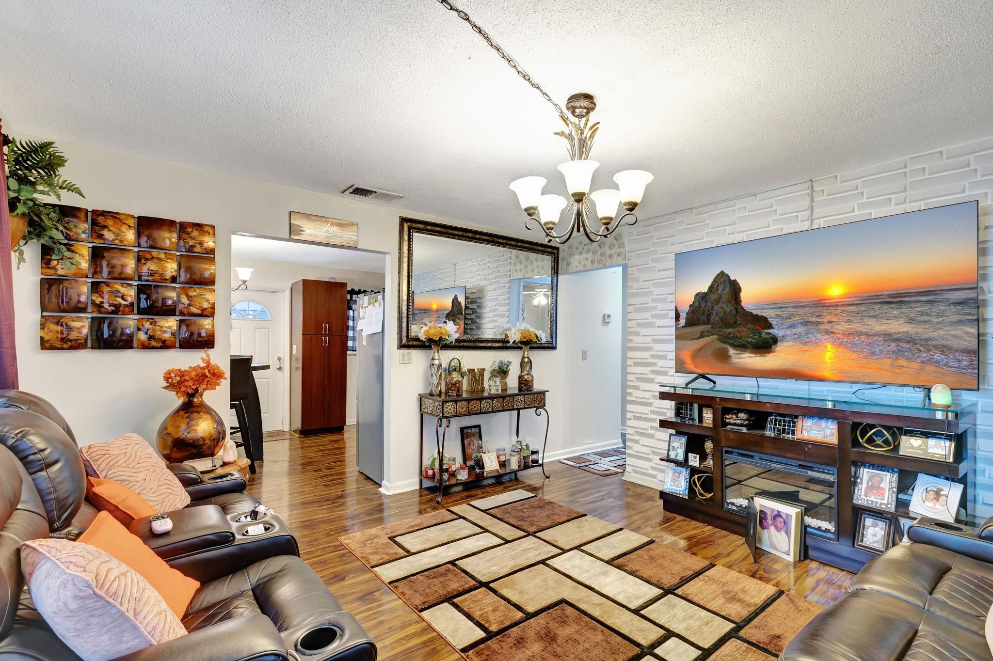 562 W 6th St