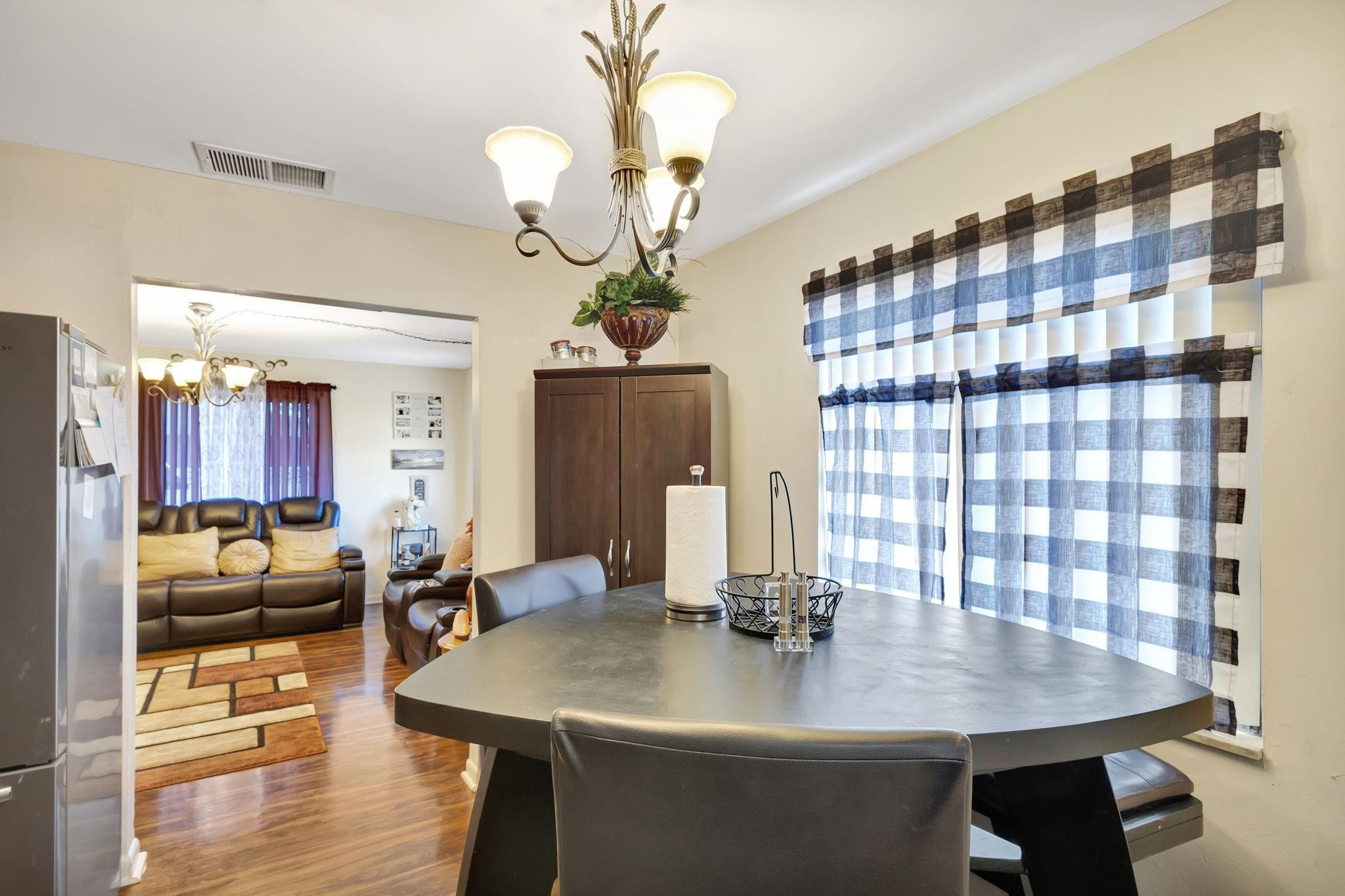 562 W 6th St