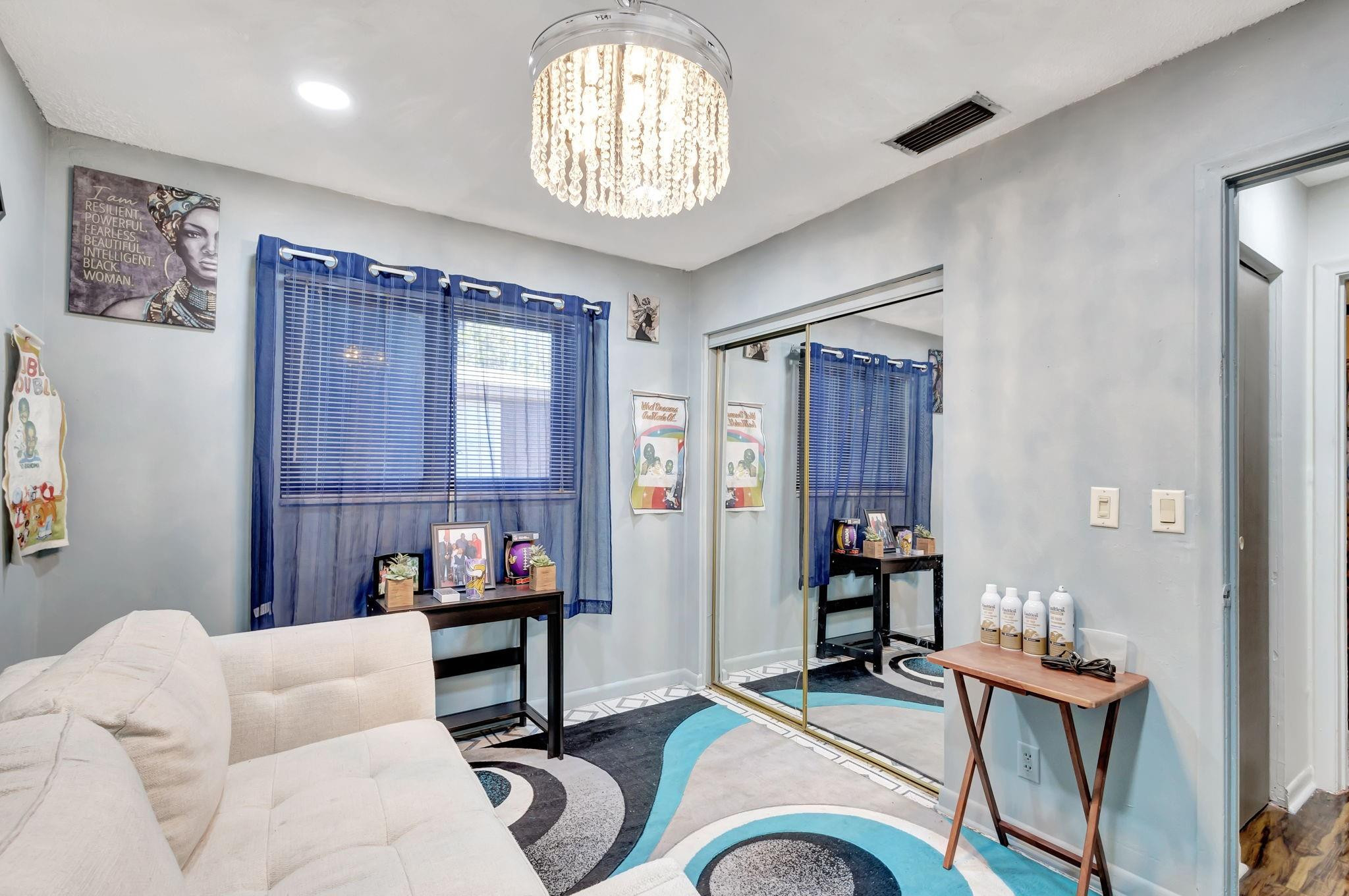 562 W 6th St