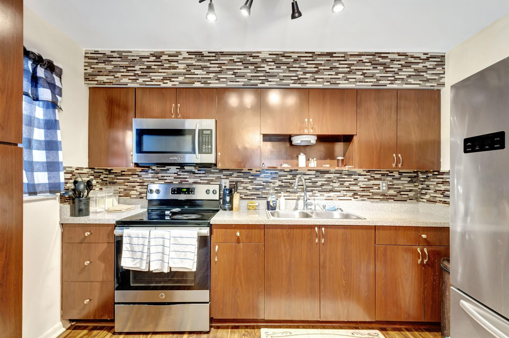 562 W 6th St