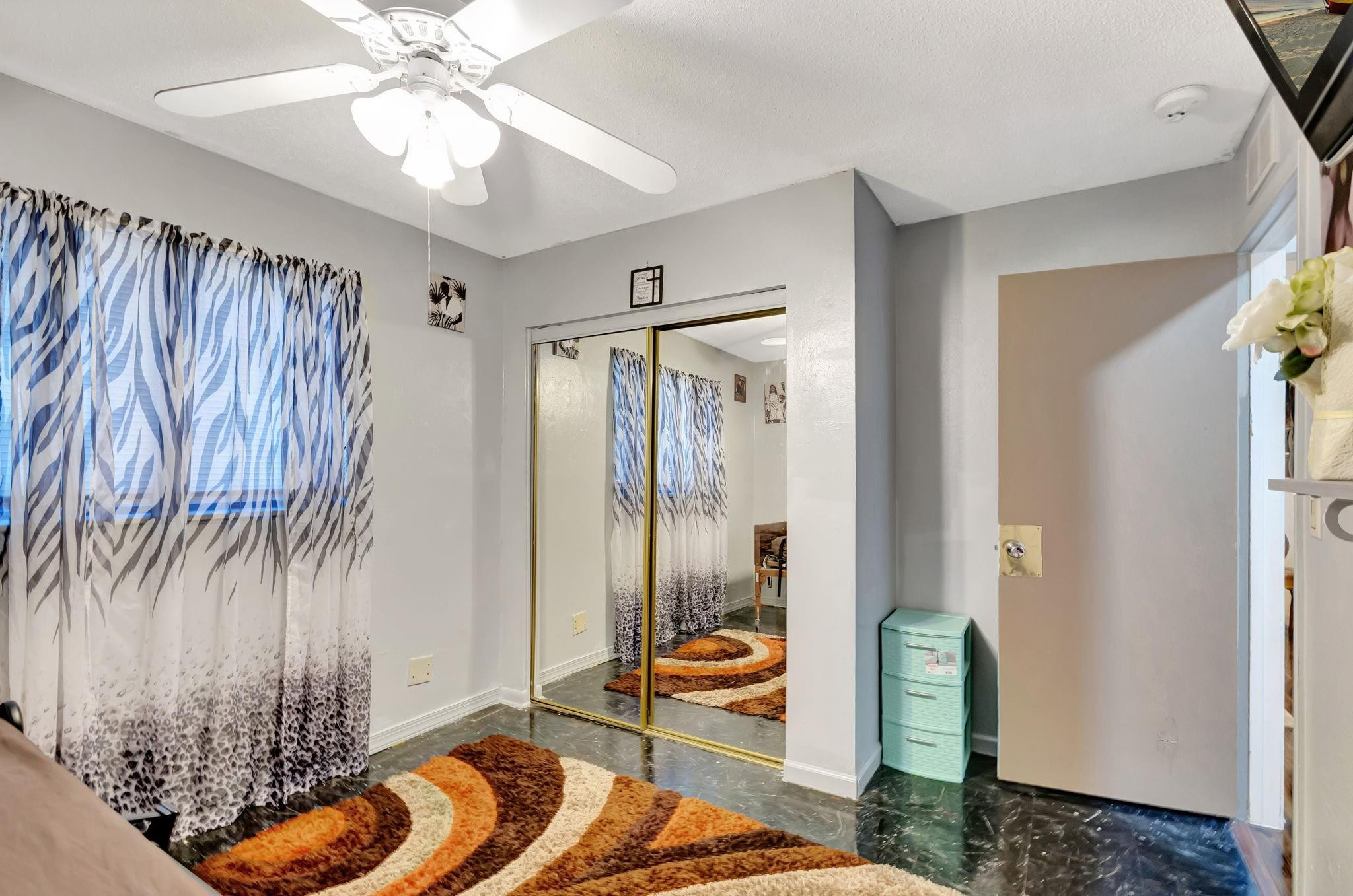 562 W 6th St