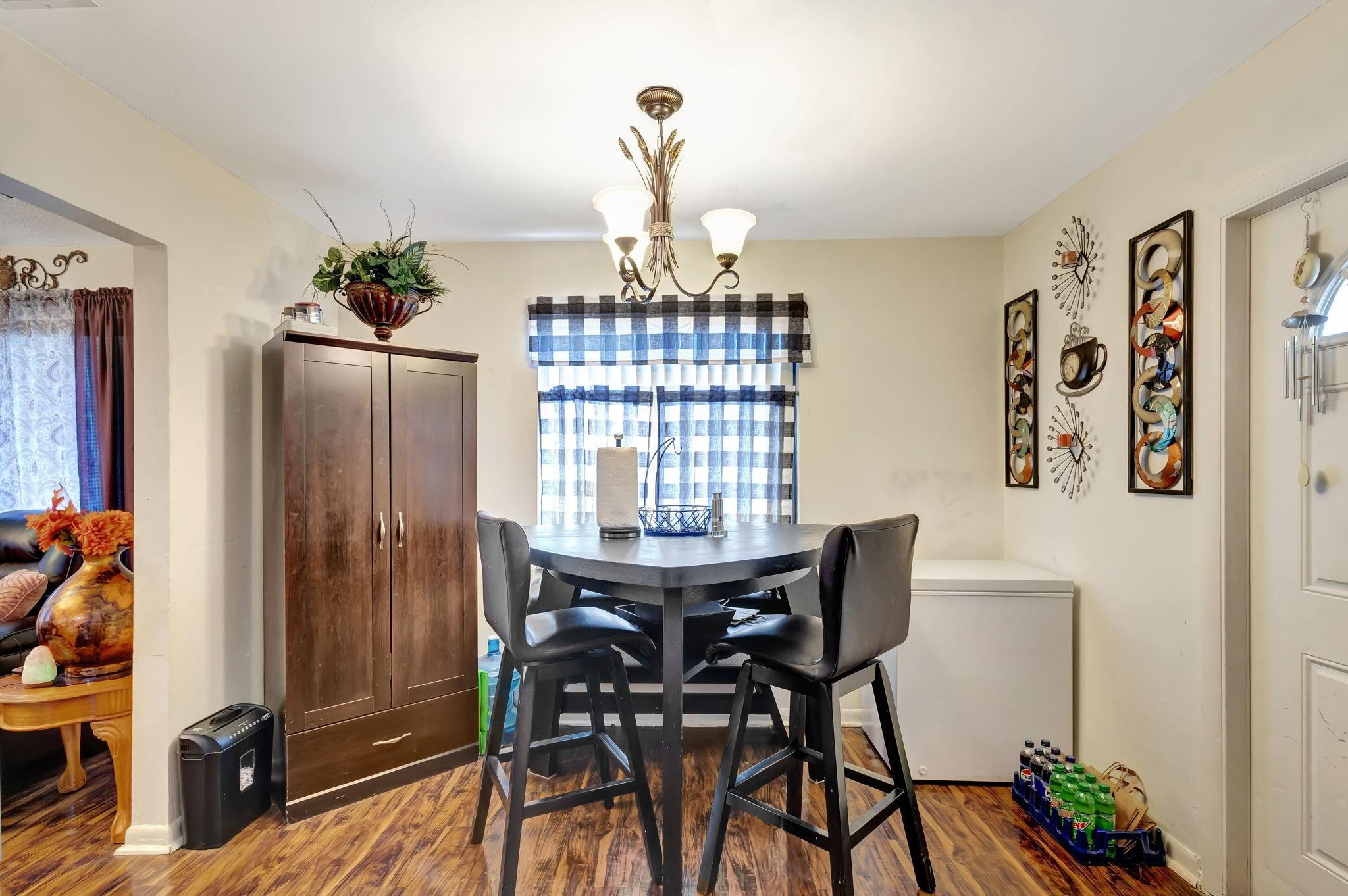 562 W 6th St