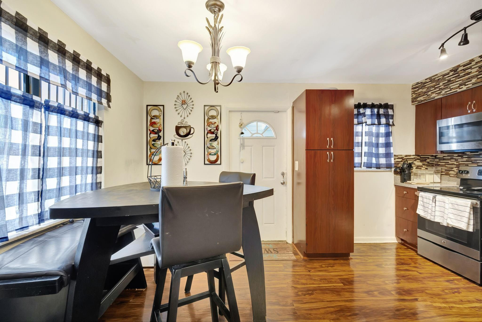 562 W 6th St