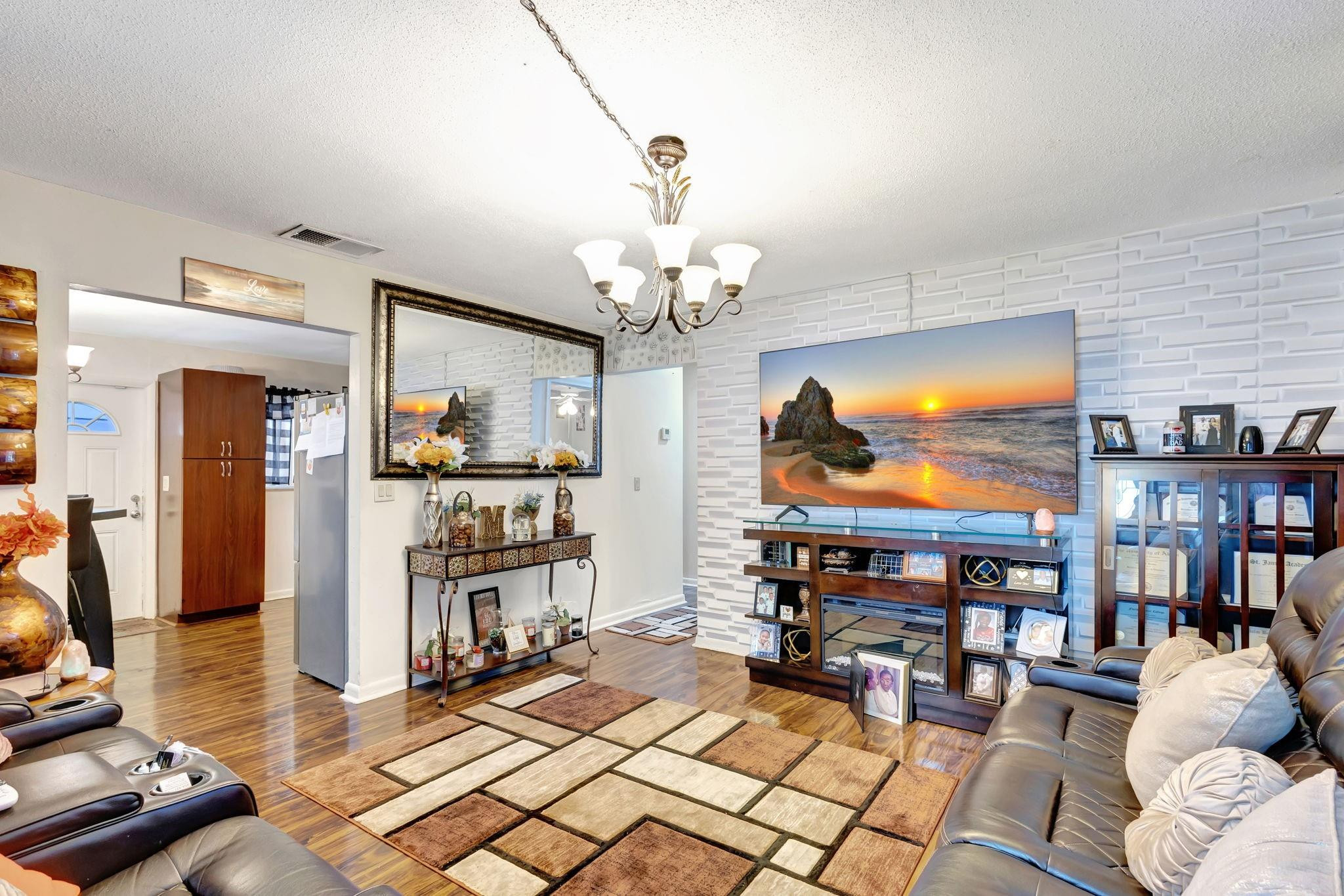 562 W 6th St