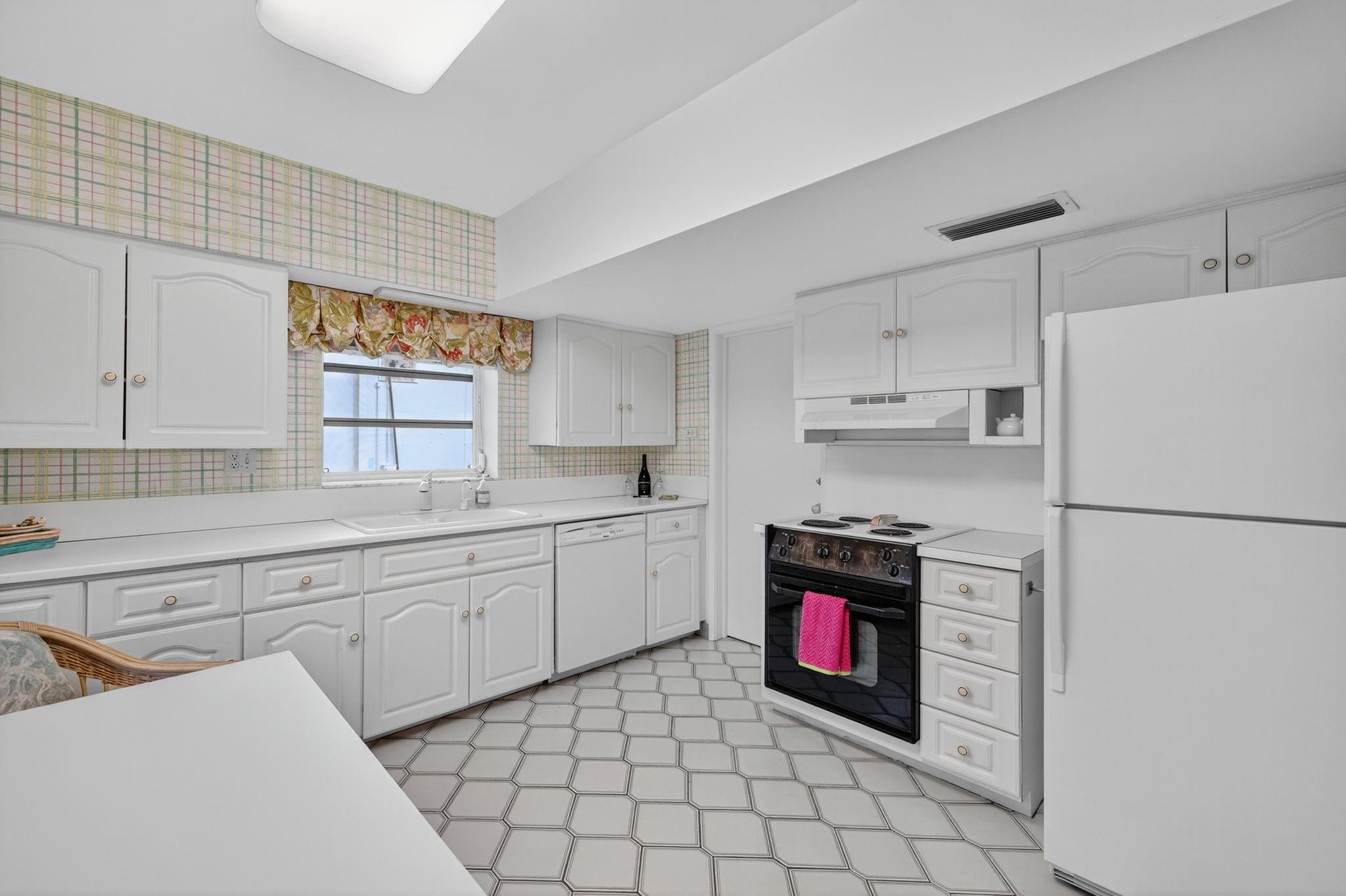 2048 Coco Palm Pl