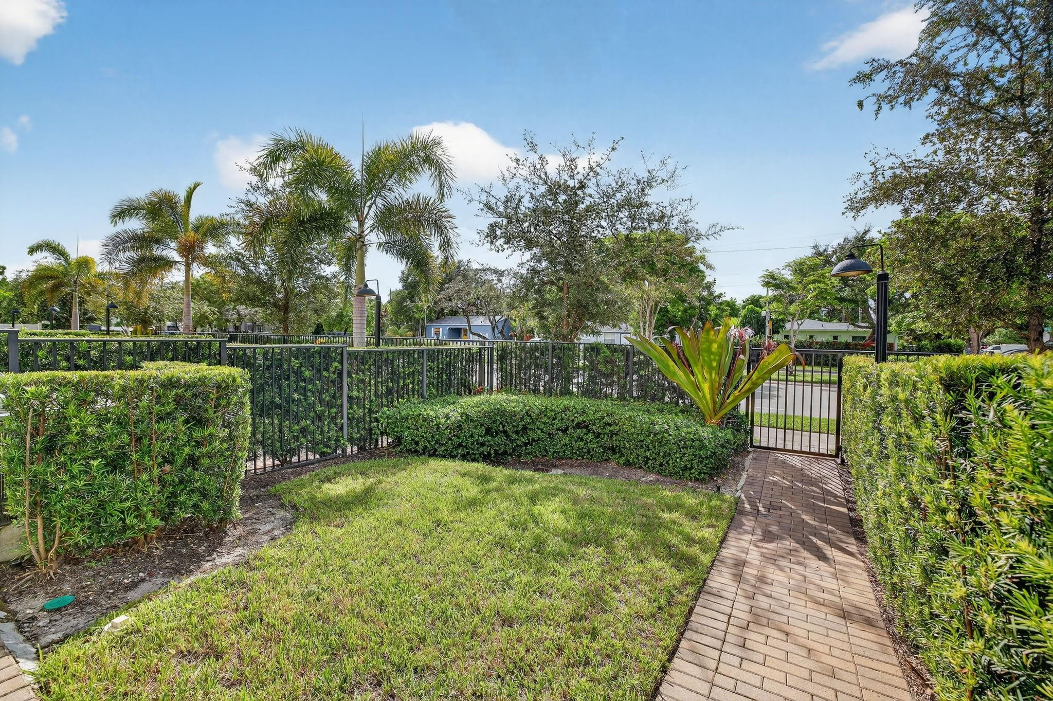 1402 SW 4th Ave 1402