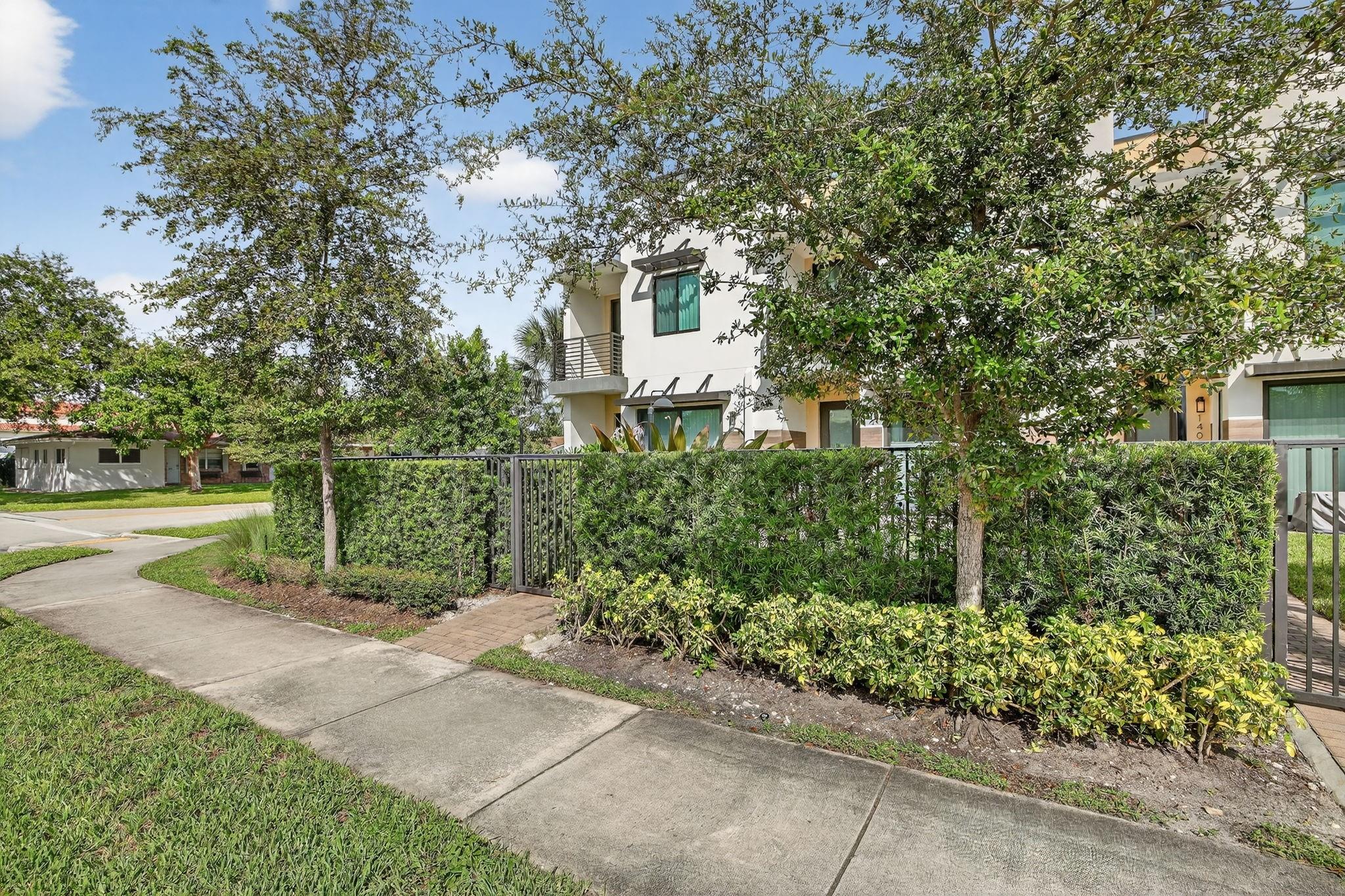 1402 SW 4th Ave 1402