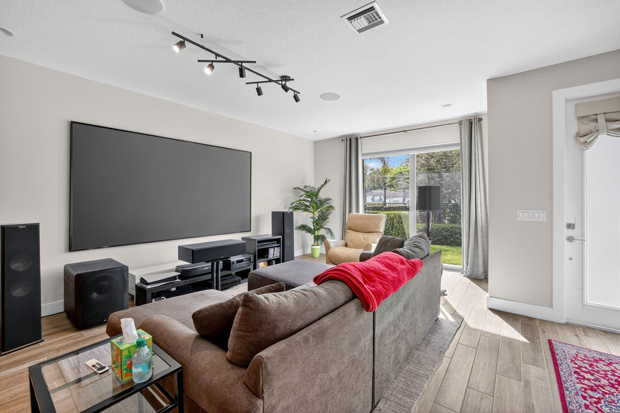 1402 SW 4th Ave 1402