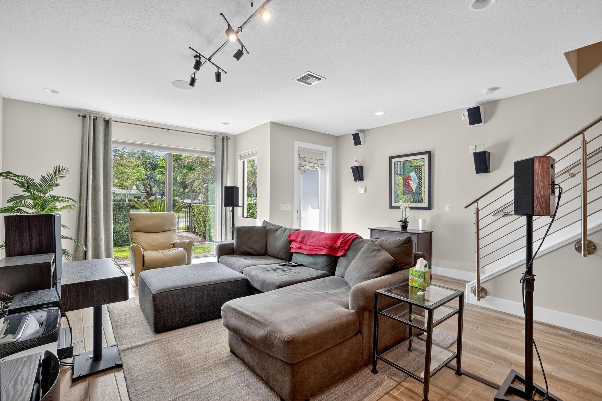 1402 SW 4th Ave 1402