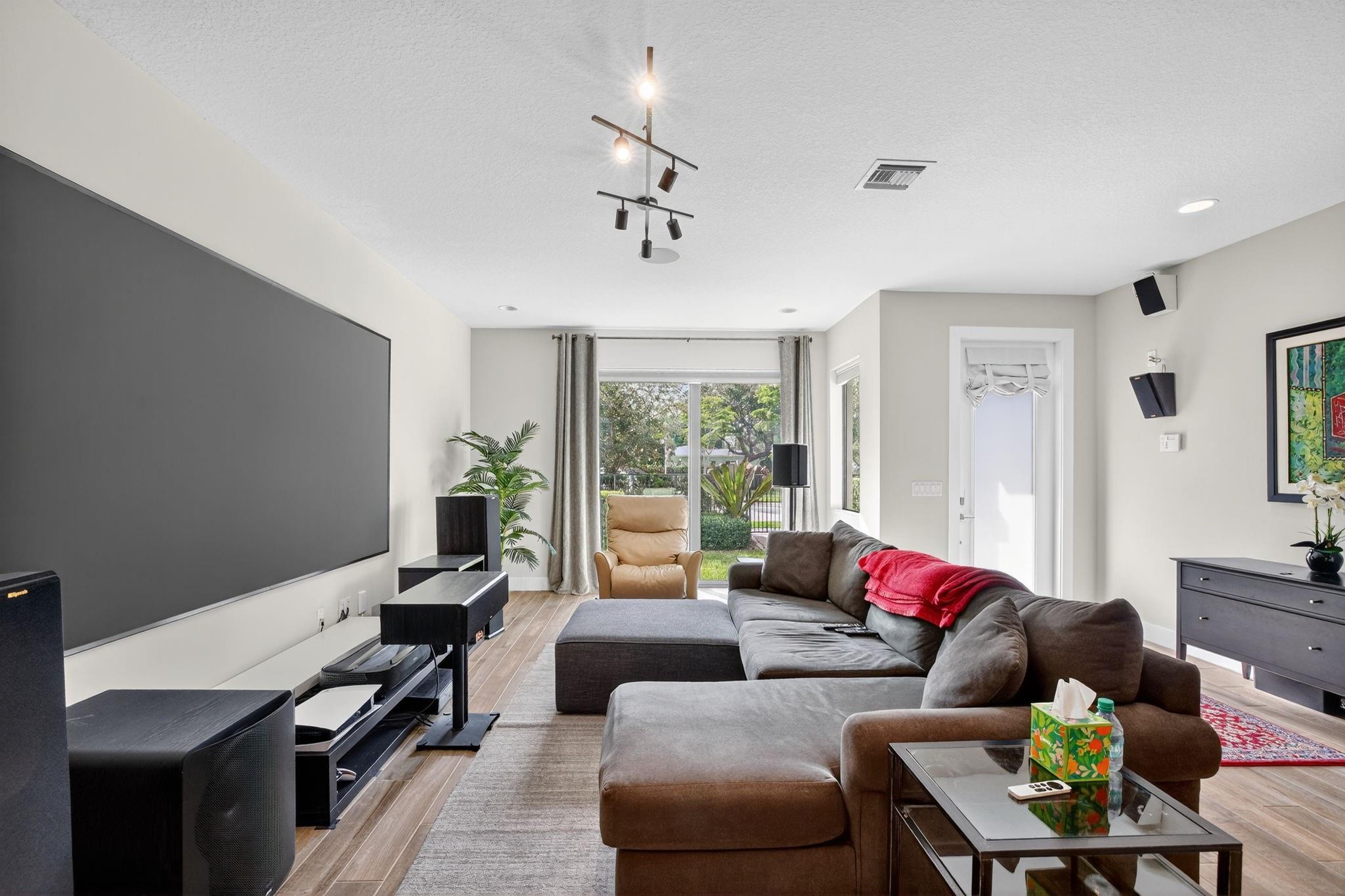 1402 SW 4th Ave 1402