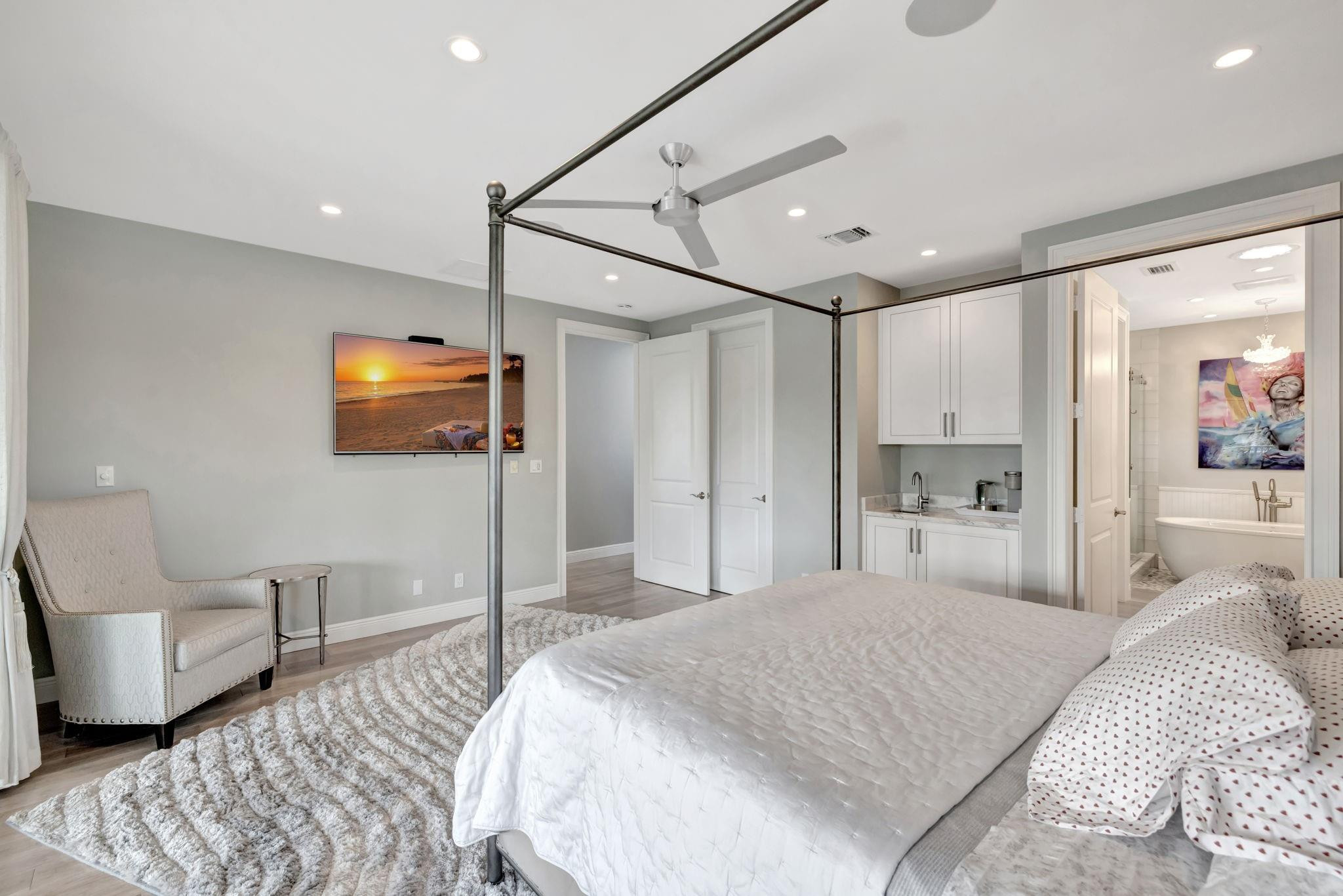 288 S Tradewinds Ave