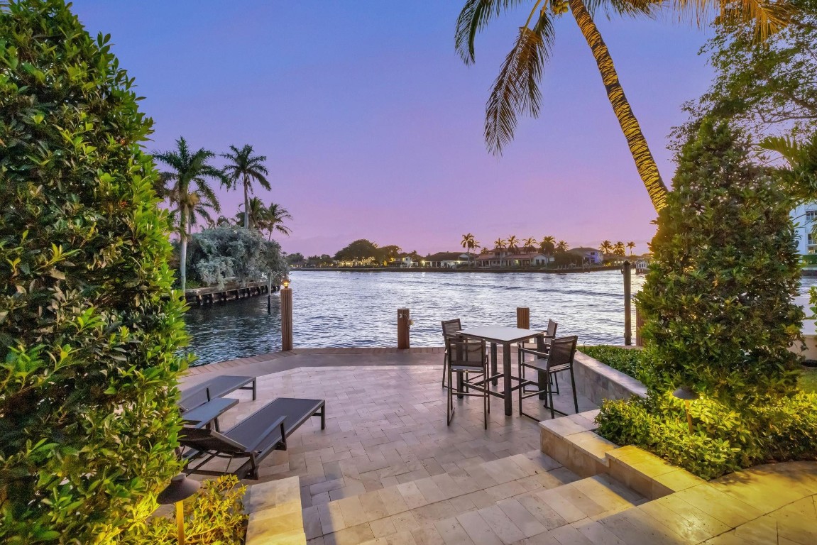 288 S Tradewinds Ave