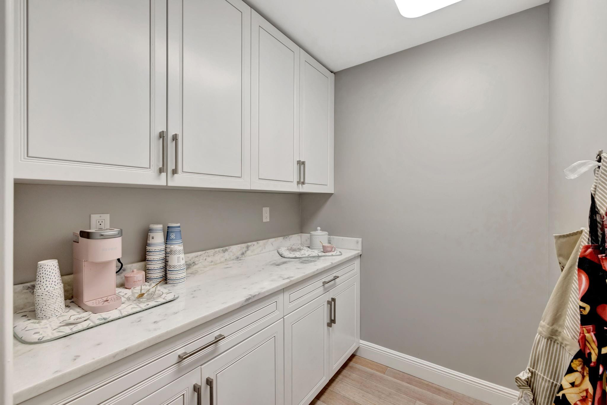 288 S Tradewinds Ave