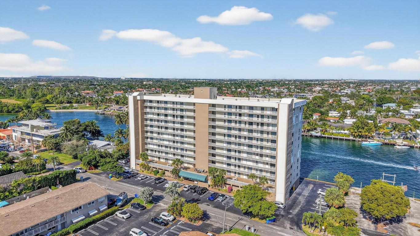 2611 N Riverside Dr 304