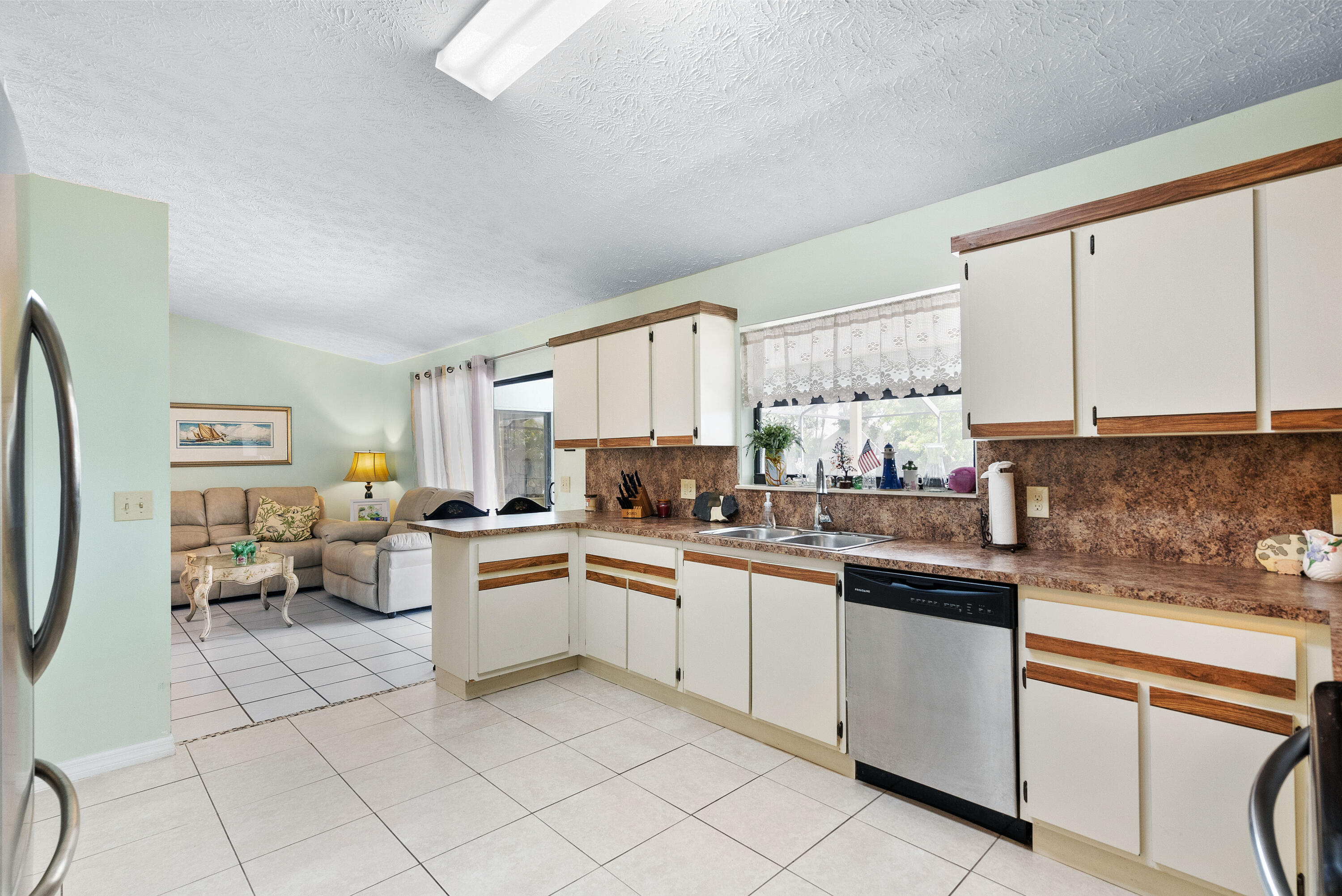 858 SE Cavern Avenue, Port St. Lucie