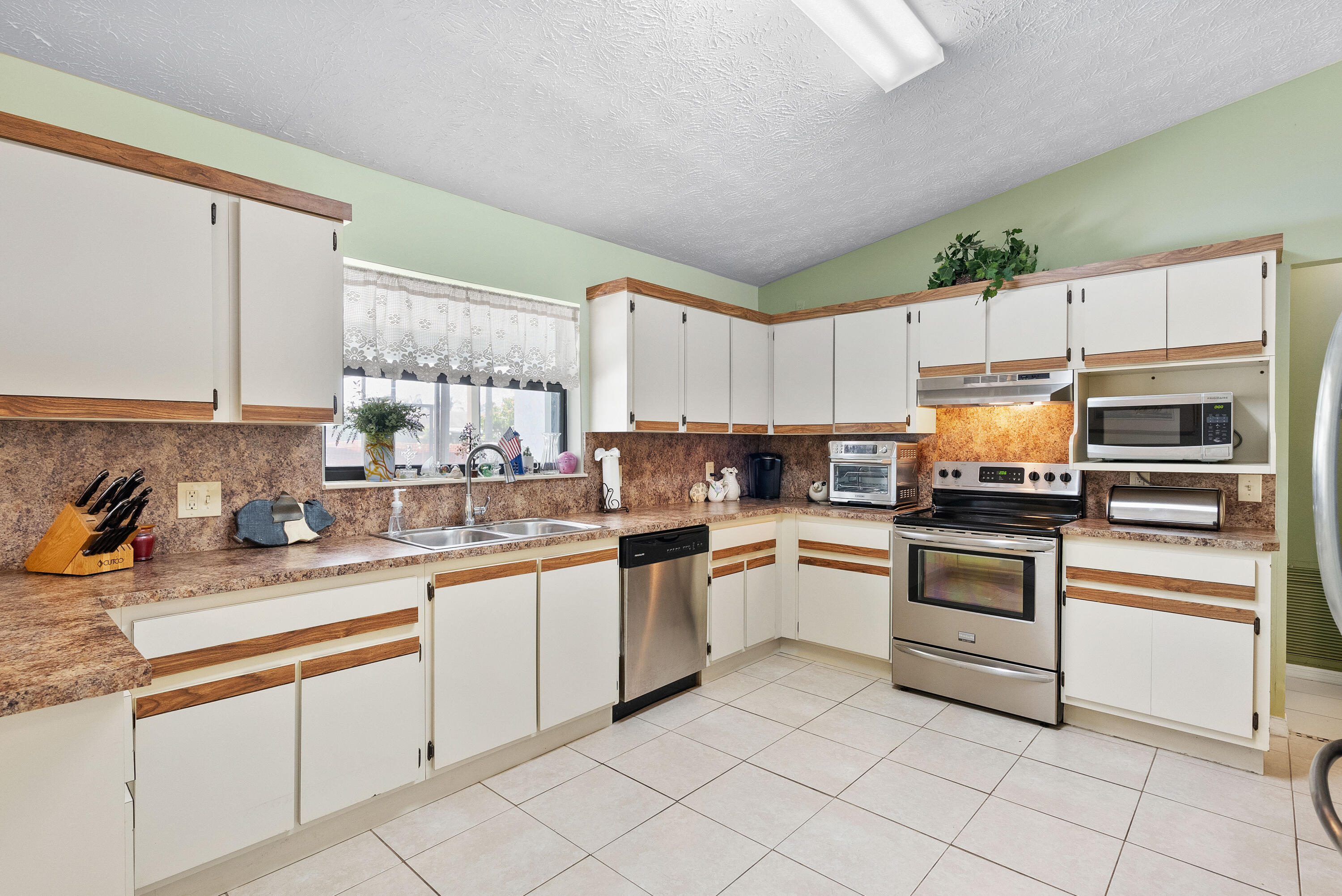858 SE Cavern Avenue, Port St. Lucie