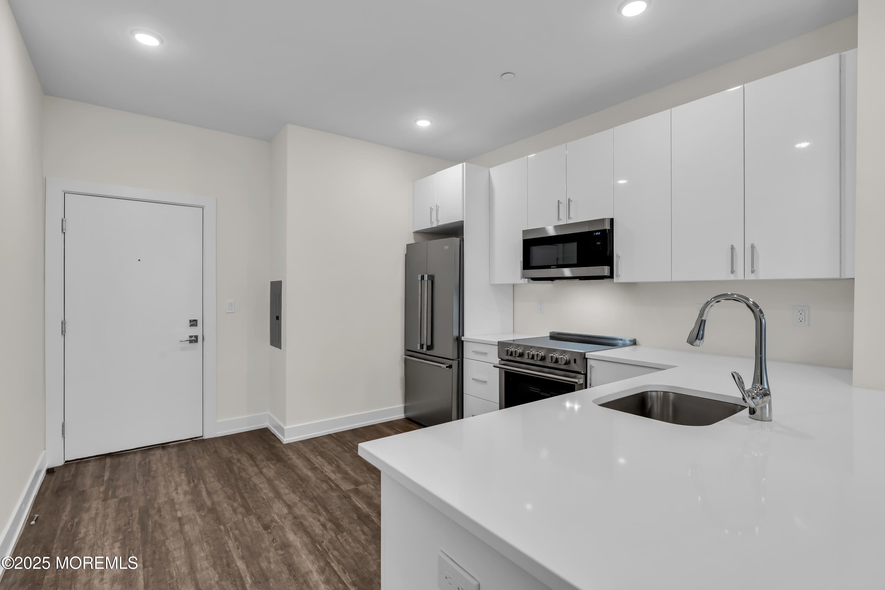 521 Lake Avenue 215