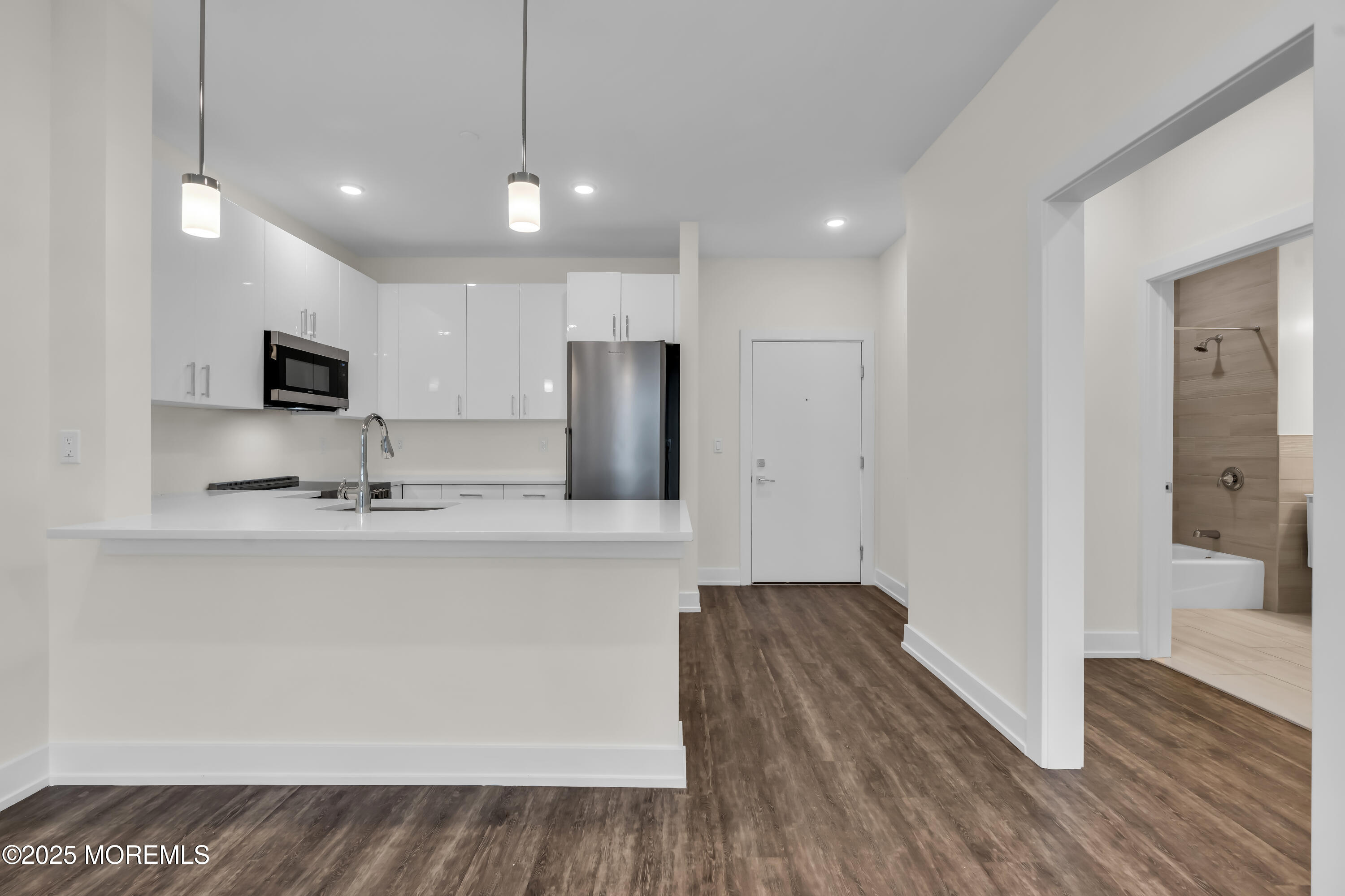 521 Lake Avenue 204