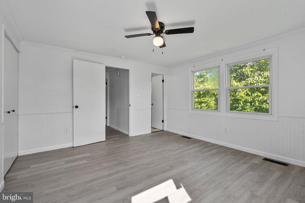 8 HOLTON LANE