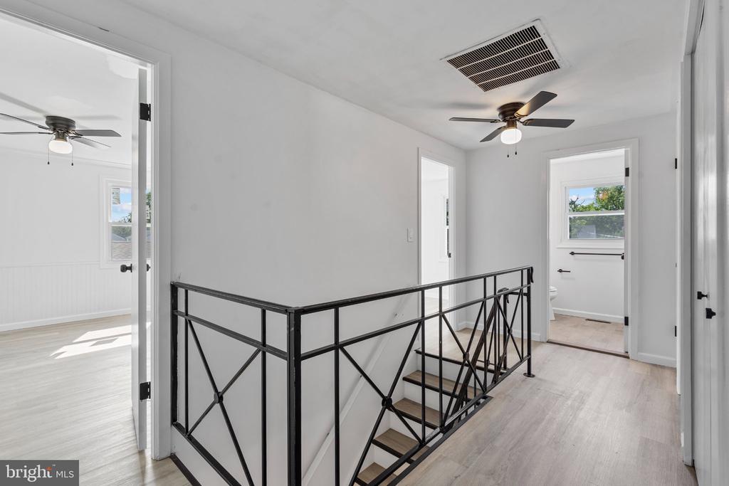 8 HOLTON LANE