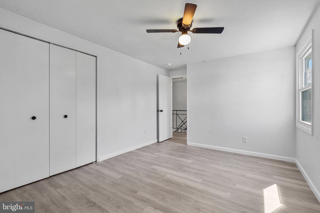 8 HOLTON LANE
