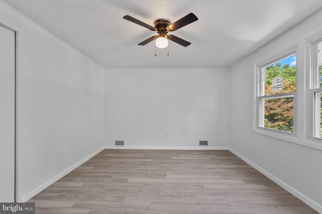 8 HOLTON LANE