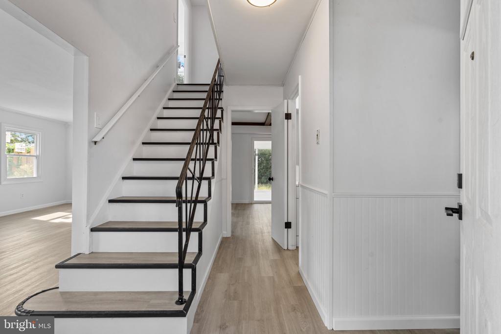 8 HOLTON LANE