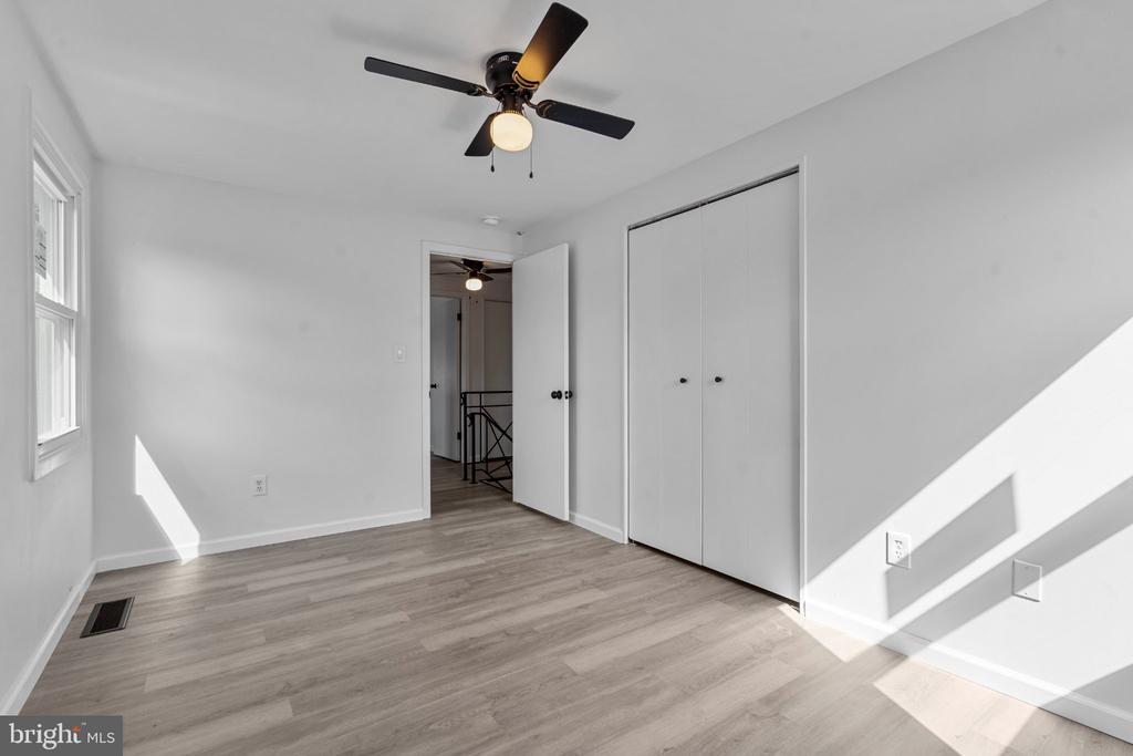 8 HOLTON LANE
