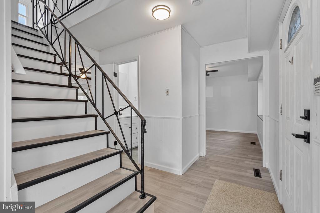 8 HOLTON LANE
