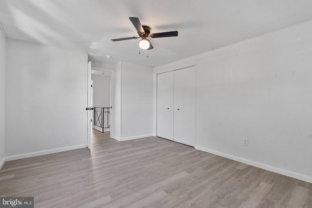 8 HOLTON LANE