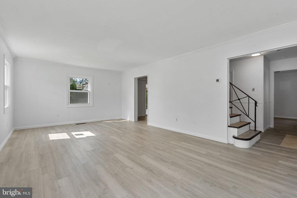 8 HOLTON LANE