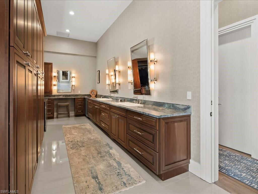 656 Hickory RD, NAPLES